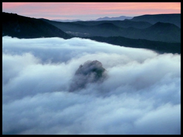 El Puntal del Moco, un islote en un mar de nubes